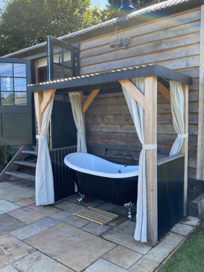 The Rabbit Warren Shepherd Hut Ketton Exterior foto