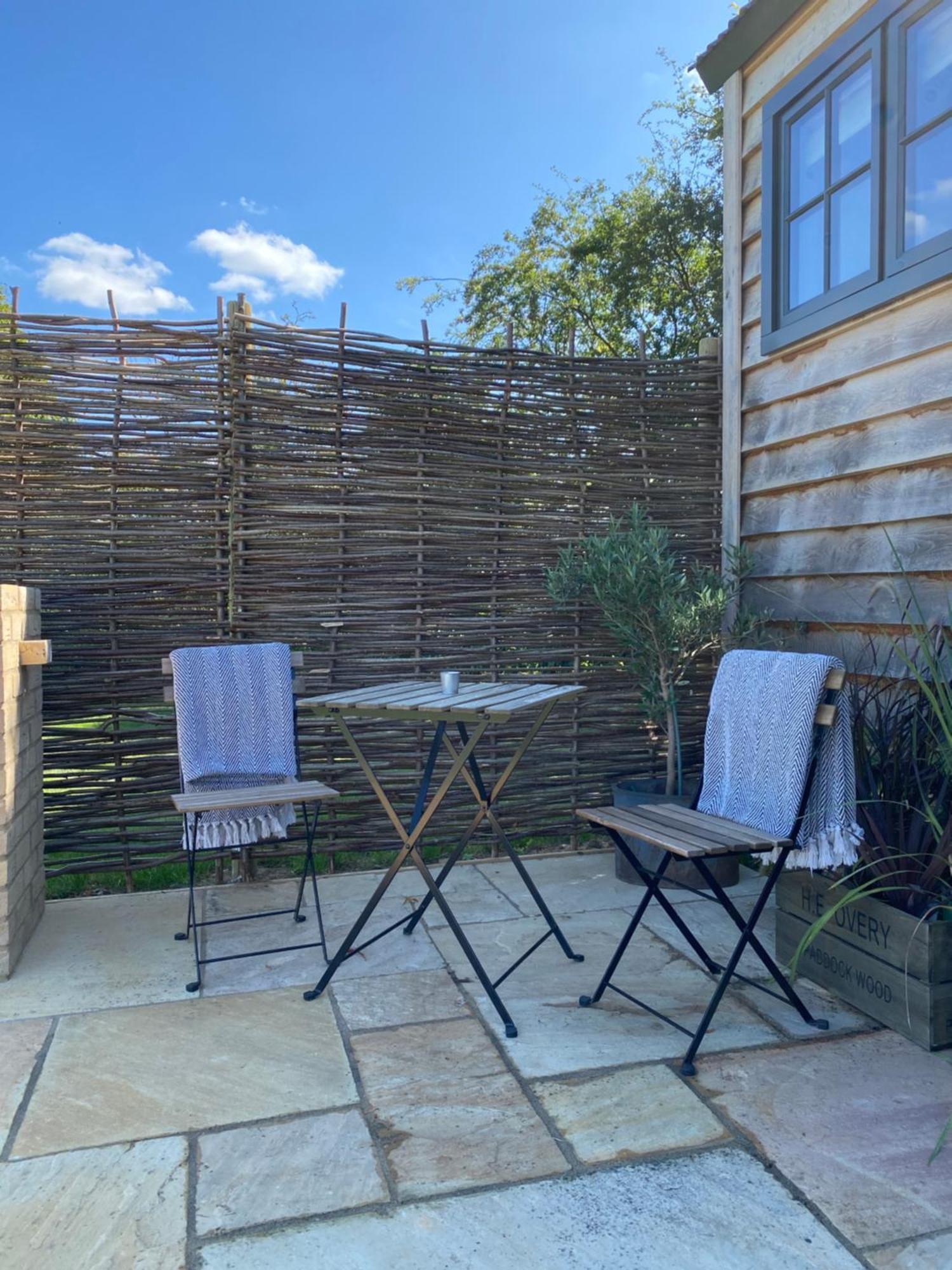 The Rabbit Warren Shepherd Hut Ketton Exterior foto